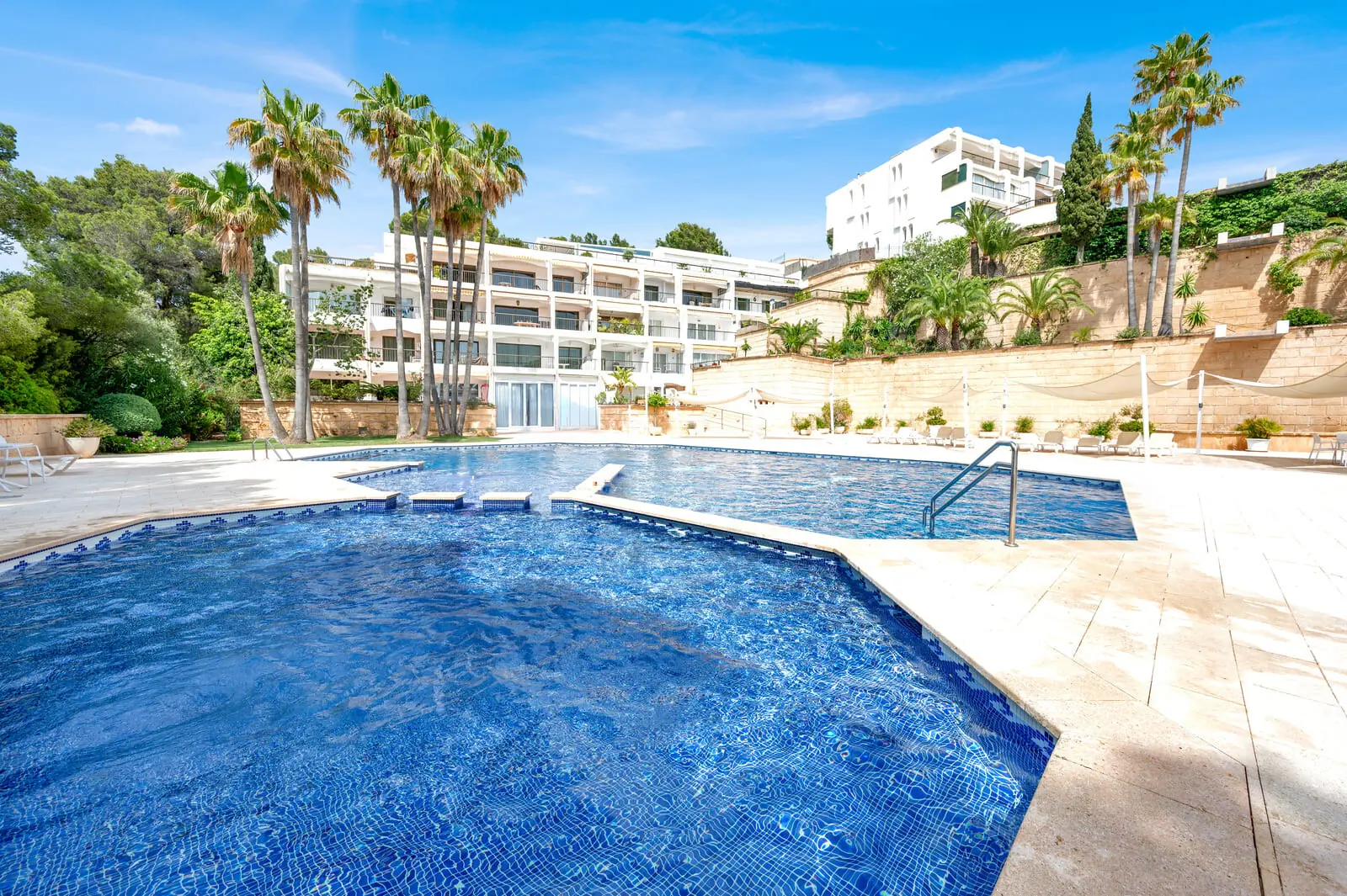 Exclusive flat with sea views in sought-after residential complex in Portals Nous - 1