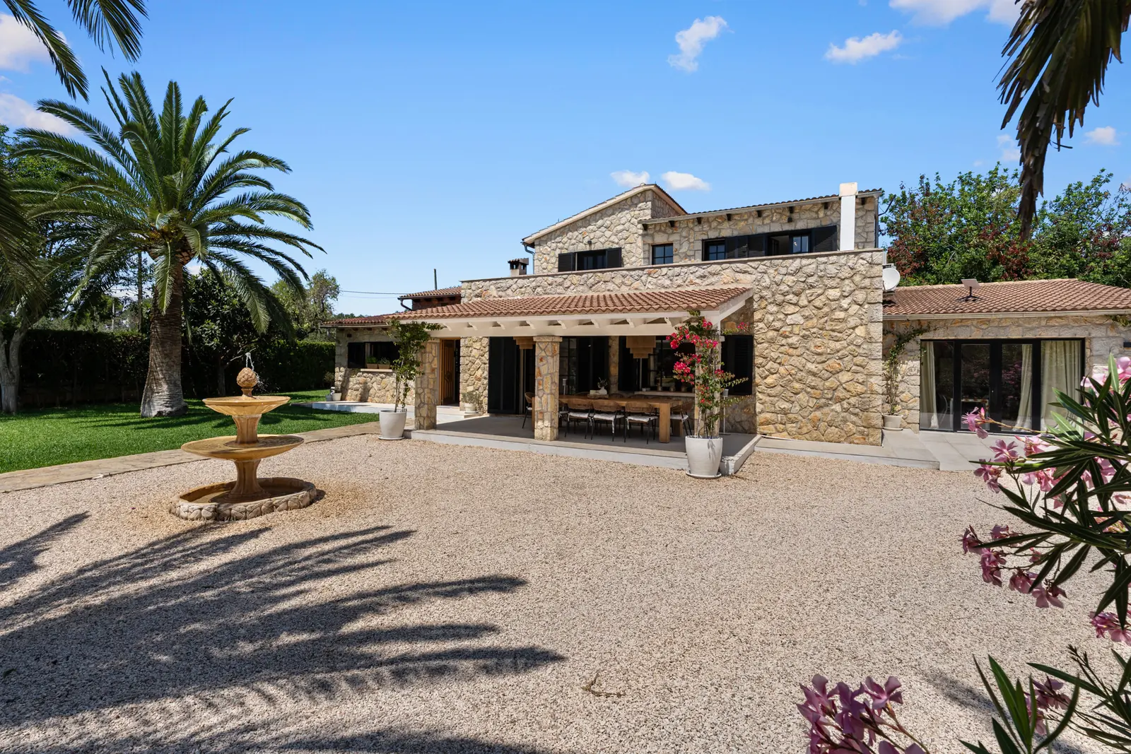 Dream finca with 2 guest houses and far-reaching views - 1