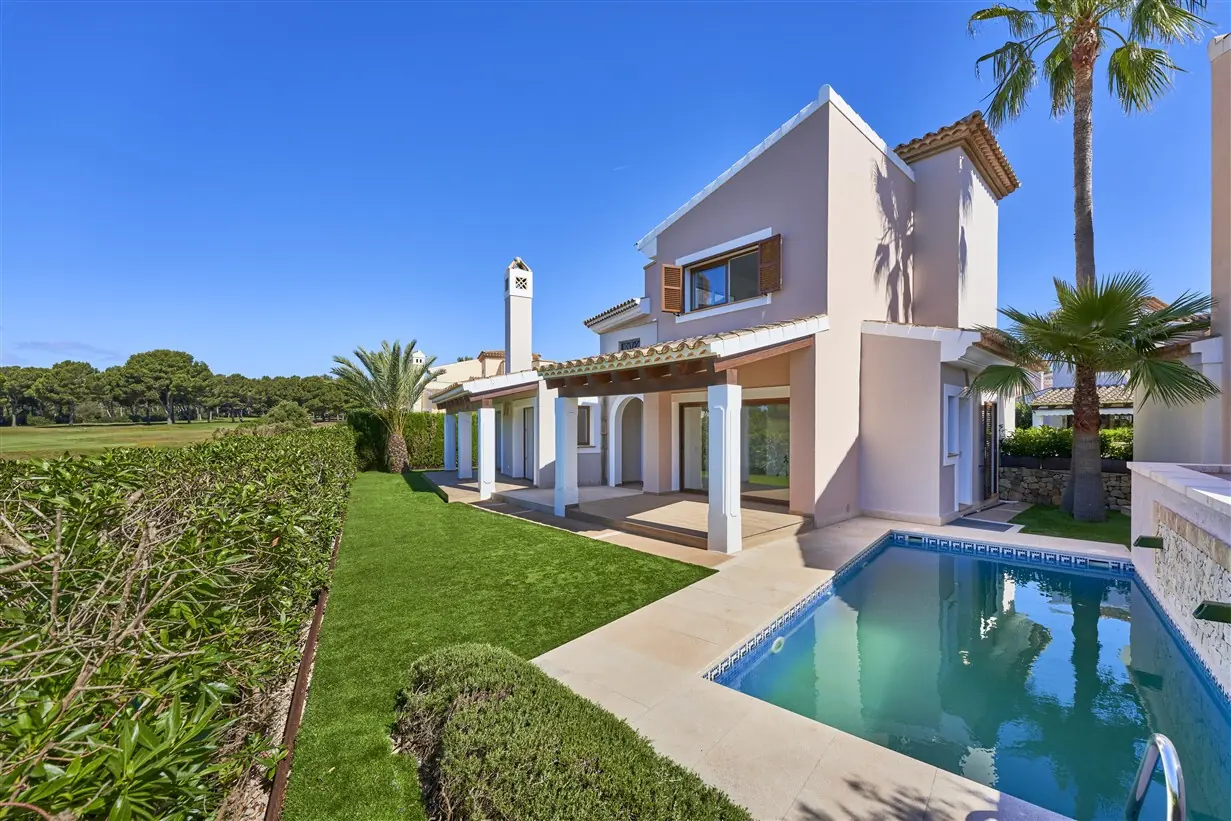 Villa in excellent condition in the Santa Ponsa golf course residential complex - 1