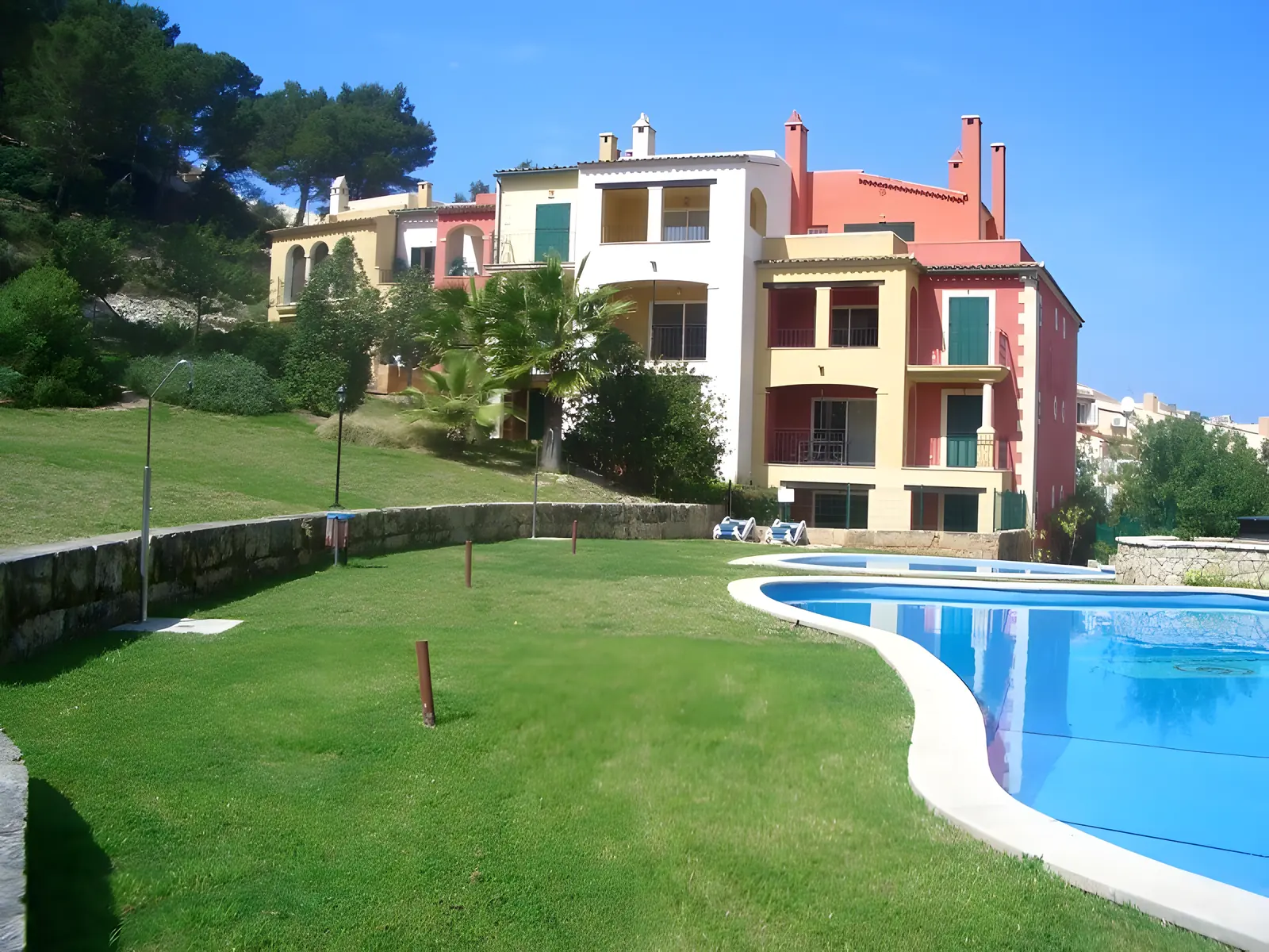 Corner terraced house with a garden and roof terrace in a residential complex near the beach - 1