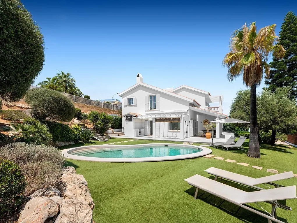 Stunning villa with a separate flat and swimming pool in Santa Ponsa - 1